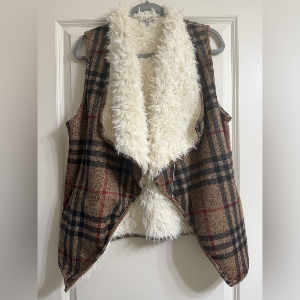JODIFL Plaid Vest with Cream Faux Fur